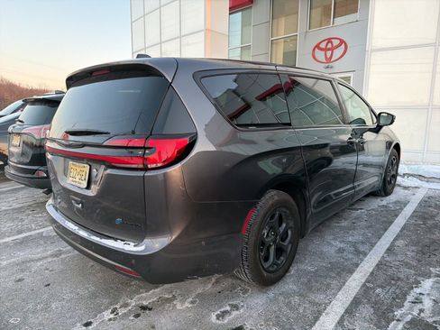 Used 2023 Chrysler Pacifica Touring-L w/ Uconnect Theater Family Group image 3