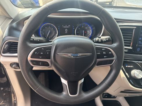 Used 2017 Chrysler Pacifica Touring FWD image 15