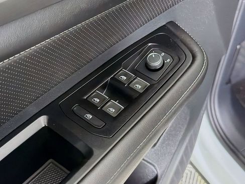 Used 2025 Volkswagen Atlas Cross Sport SE FWD image 20