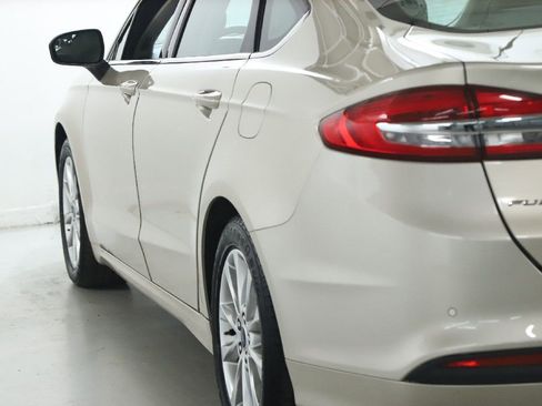 Used 2017 Ford Fusion SE w/ Fusion SE Technology Package image 40