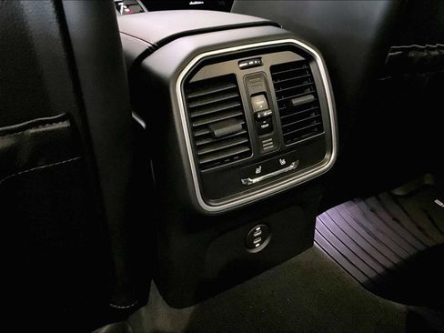 Used 2025 Porsche Macan image 30