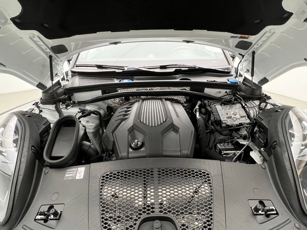 Used 2026 Porsche Macan AWD/4WD image 26