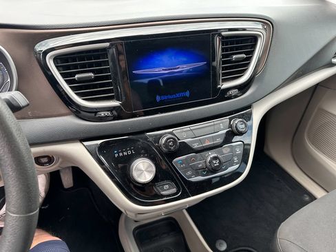 Used 2017 Chrysler Pacifica Touring FWD image 11