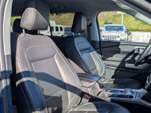 Used 2022 Ford Explorer XLT w/ Equipment Group 202A image 32