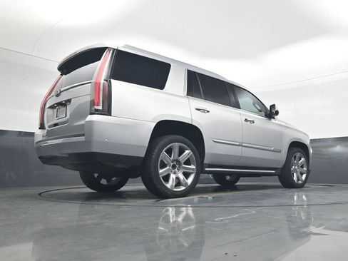 Used 2019 Cadillac Escalade Luxury AWD/4WD image 26