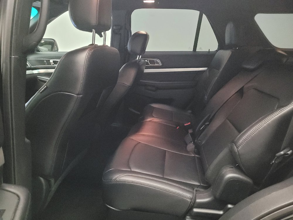 Used 2017 Ford Explorer XLT w/ Equipment Group 202A FWD image 18
