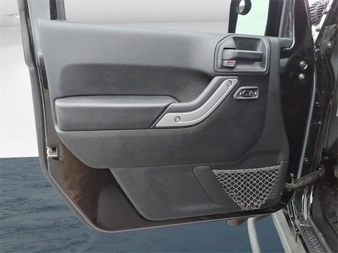 Used 2018 Jeep Wrangler Unlimited Rubicon w/ Connectivity Group image 24