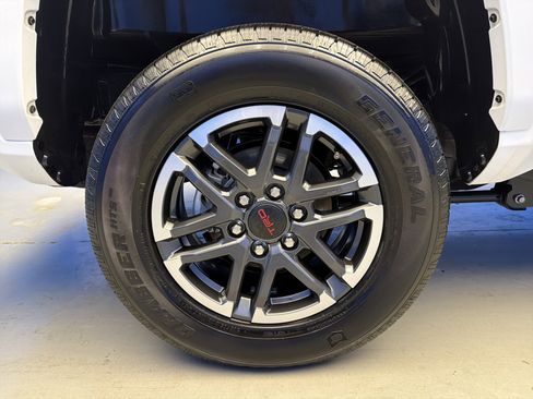 Used 2025 Toyota Tacoma TRD Sport AWD/4WD image 9