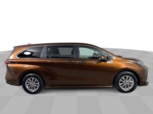 Used 2024 Toyota Sienna XLE AWD/4WD image 9