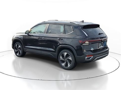 New 2026 Volkswagen Taos SE image 3