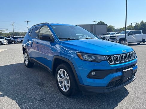 Used 2024 Jeep Compass Latitude AWD/4WD image 11