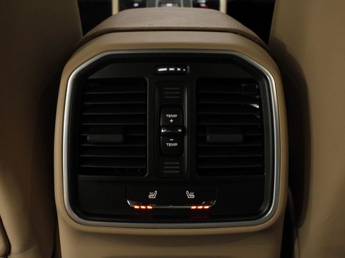 Certified 2025 Porsche Macan AWD/4WD image 37
