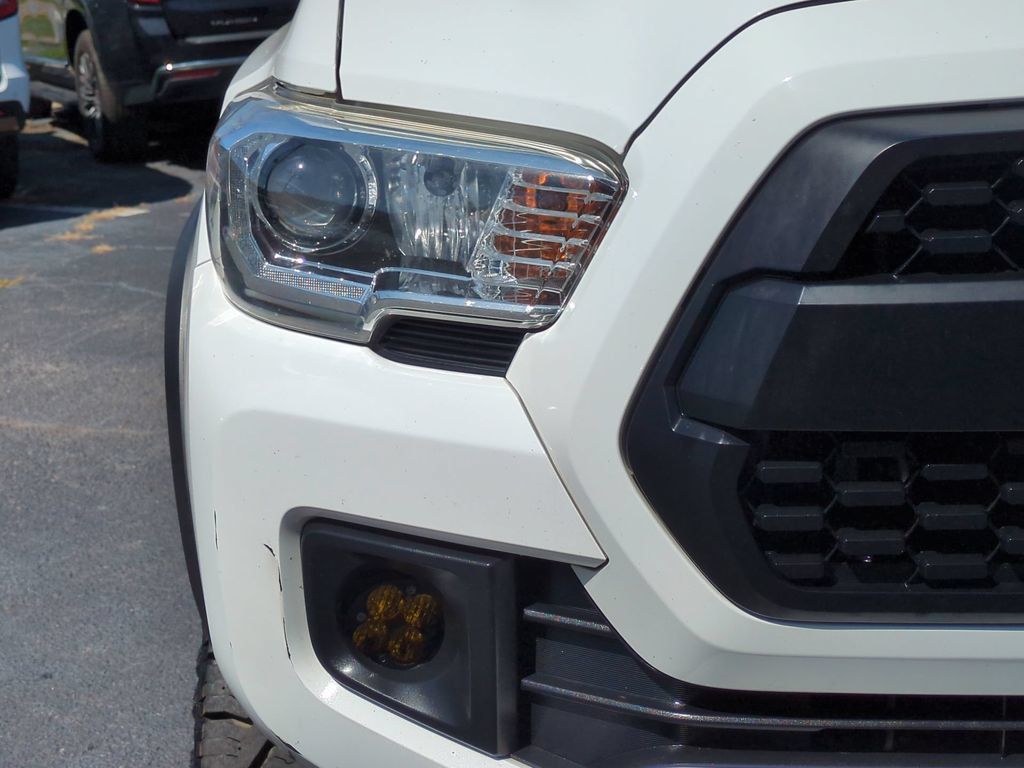 Used 2019 Toyota Tacoma TRD Off-Road AWD/4WD image 11