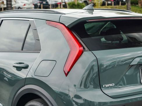 Certified 2025 Kia Niro EX FWD image 7
