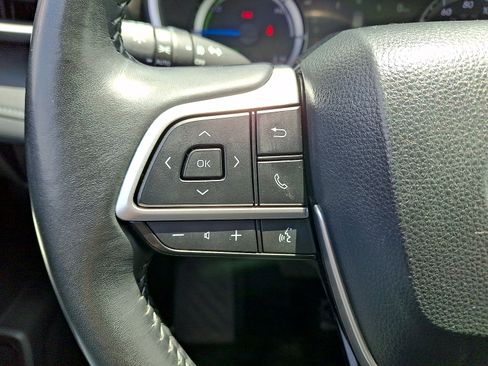 Used 2023 Toyota Highlander XLE AWD/4WD image 17