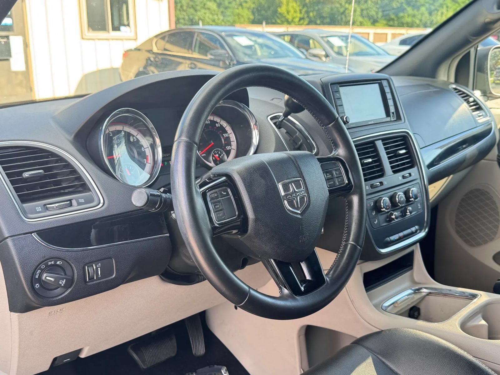 Used 2019 Dodge Grand Caravan SXT FWD image 15