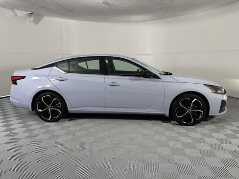 Used 2025 Nissan Altima 2.5 SR w/ SR Premium Package FWD image 9