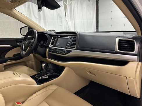 Used 2019 Toyota Highlander XLE AWD/4WD image 61