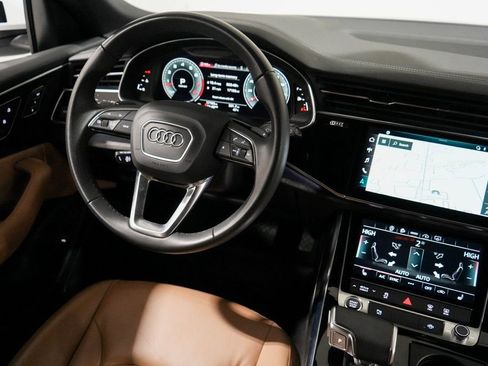 Used 2023 Audi Q8 Premium image 11