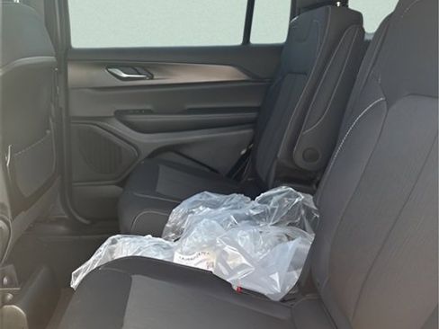 New 2025 Jeep Grand Cherokee L Laredo image 18
