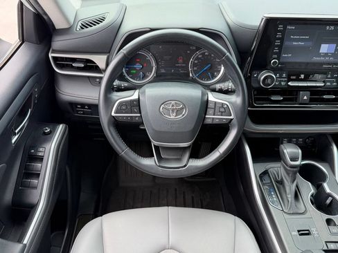 Used 2022 Toyota Highlander Bronze Edition FWD image 10