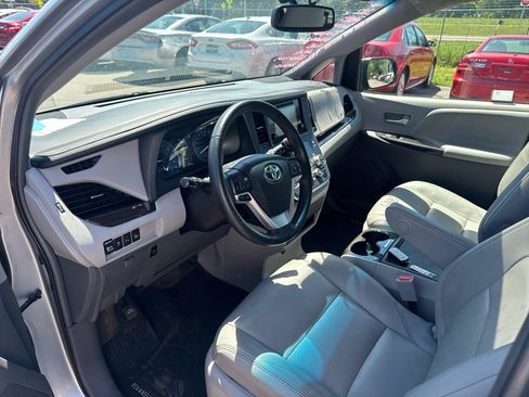Used 2017 Toyota Sienna XLE w/ XLE Navigation Package FWD image 9