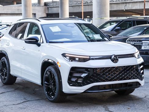 New 2026 Volkswagen Tiguan SE R-Line image 3