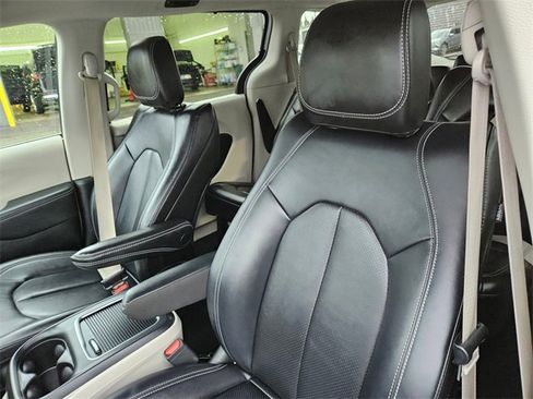 Used 2024 Chrysler Pacifica Touring-L image 12