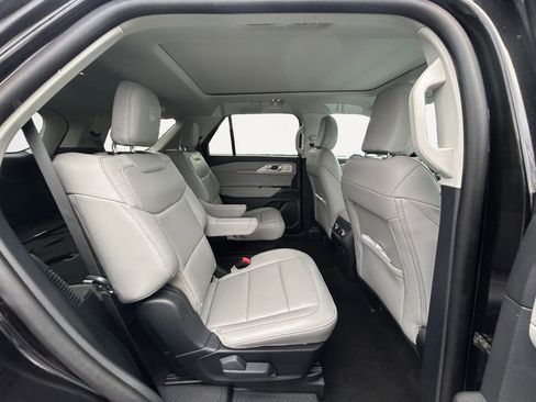 Used 2025 Ford Explorer Active w/ Active Comfort Package image 9