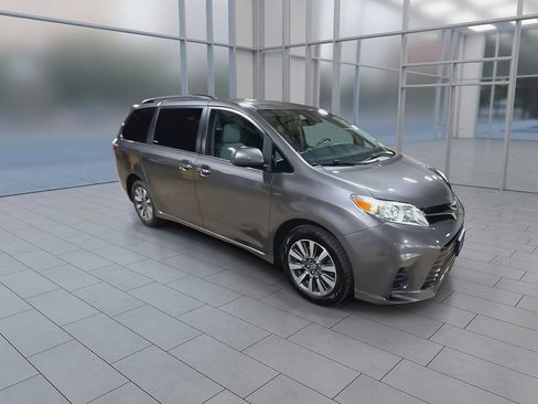 Used 2020 Toyota Sienna LE w/ LE Preferred Package AWD/4WD image 2