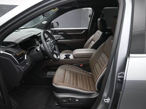 Used 2026 GMC Acadia Denali Ultimate w/ LPO, All-Weather Package AWD/4WD image 17
