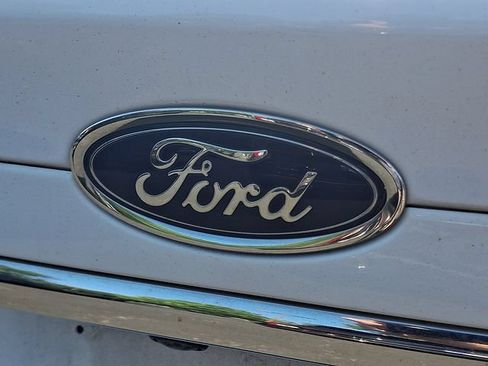 Used 2017 Ford Fusion SE w/ Fusion SE Technology Package FWD image 4