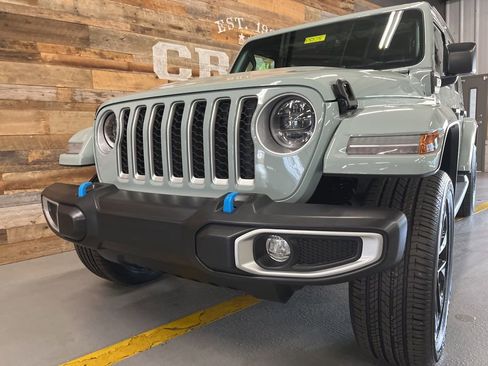 Used 2023 Jeep Wrangler Unlimited Sahara w/ Cold Weather Group AWD/4WD image 13