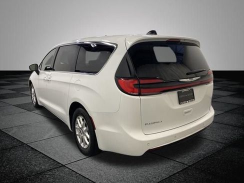 Used 2023 Chrysler Pacifica Touring-L FWD image 5