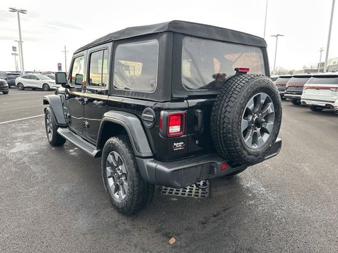 Used 2018 Jeep Wrangler Unlimited Sahara image 7
