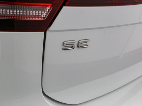 Certified 2022 Volkswagen Tiguan SE w/ Panoramic Sunroof Package image 12