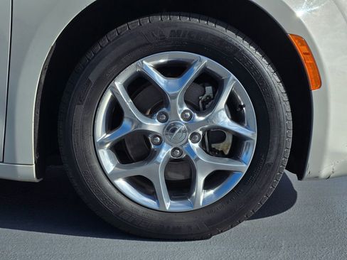 Used 2017 Chrysler Pacifica Limited image 9