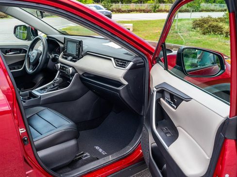 Used 2020 Toyota RAV4 XLE w/ Convenience Package FWD image 11