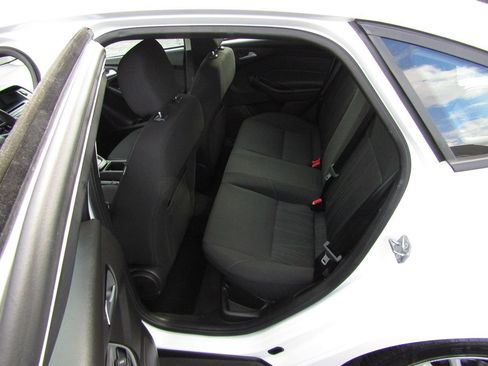 Used 2017 Ford Focus SE FWD image 5