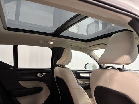 Used 2019 Volvo XC40 T5 Momentum image 26