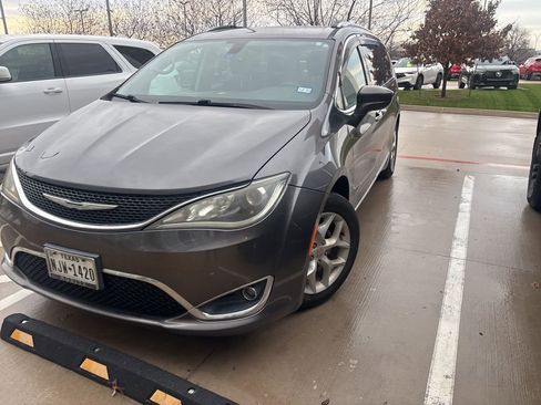 Used 2017 Chrysler Pacifica Touring-L Plus image 2