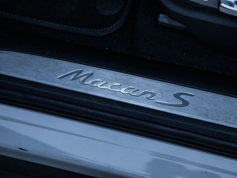 Certified 2022 Porsche Macan S image 17