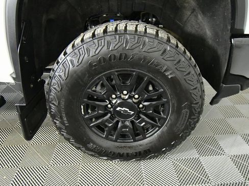 Used 2024 Chevrolet Silverado 2500 ZR2 w/ Technology Package image 17