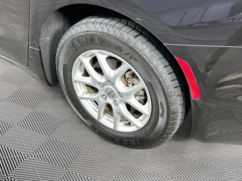 Certified 2023 Chrysler Pacifica Touring-L FWD image 41