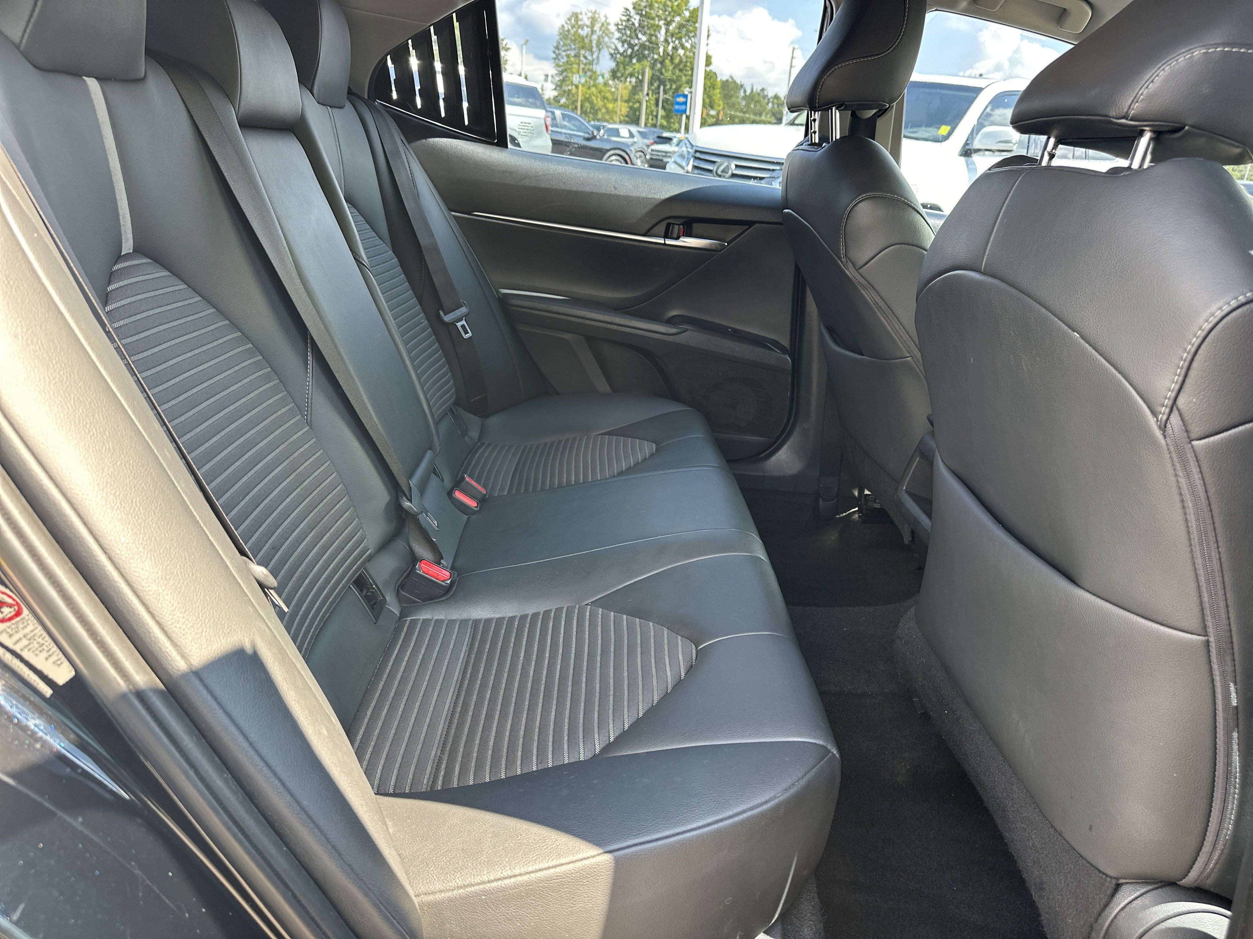 Used 2018 Toyota Camry SE FWD image 16