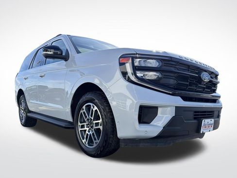 Certified 2025 Ford Expedition Active image 4