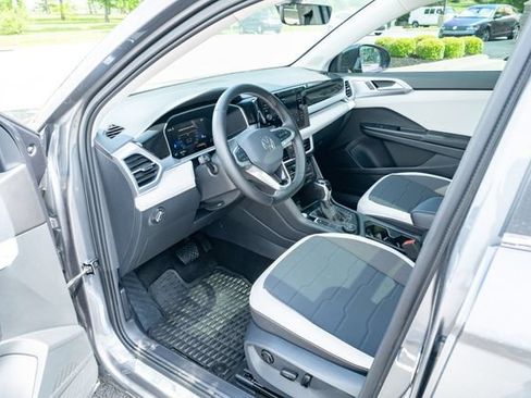 Used 2025 Volkswagen Taos SE w/ Panoramic Sunroof Package AWD/4WD image 17