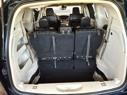 Used 2024 Chrysler Pacifica Touring-L FWD image 13