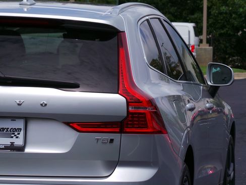 Used 2019 Volvo XC60 T5 Momentum w/ Premium Package AWD/4WD image 18