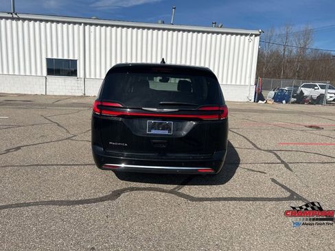 Used 2024 Chrysler Pacifica Touring-L image 4